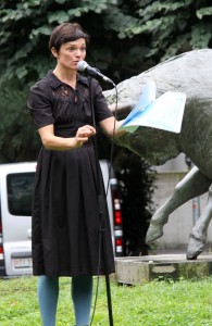 Dopo averci pensato a lungo, Zeus decise di compiere una grandiosa trasformazione: posò lo scettro, ritirò il fulmine che era solito lanciare sulla terra e si tramutò in un enorme e maestoso toro.