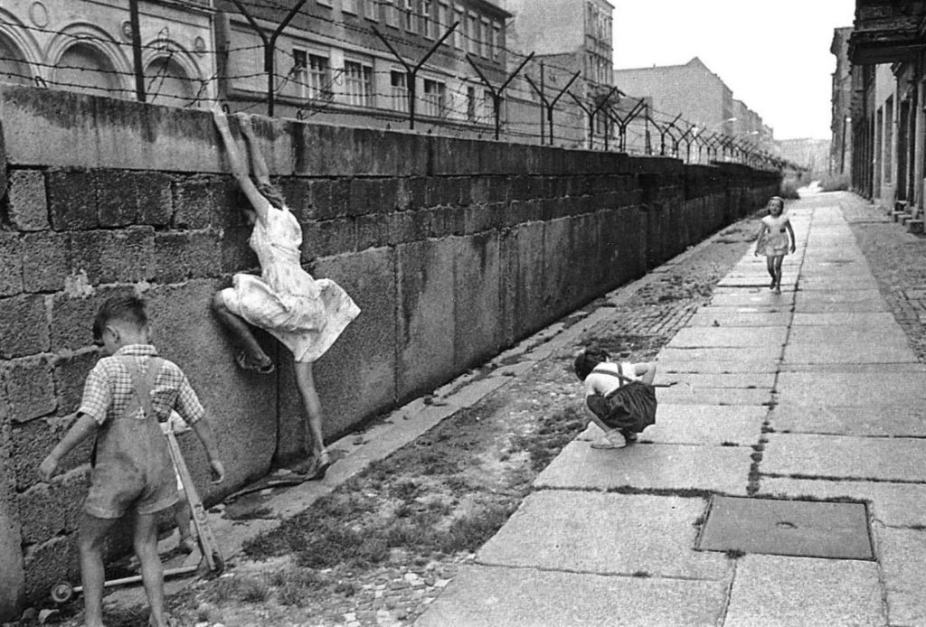 berlin-wall-children-playing-west
